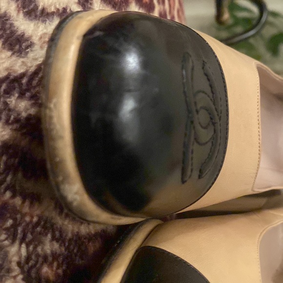 CHANEL camel color and black toe shoe - Picture 7 of 10